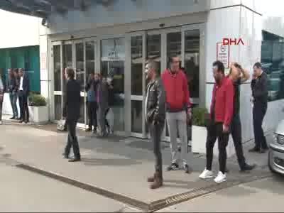 Ünlü sanatçı İbrahim Erkal için hastane önünde gözyaşı