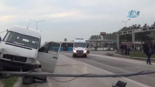 Bursa'da işçi servisine TIR çarptı: 15 yaralı