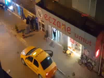 İlaç parasını veremeyen kocasını süpürgeyle dövdü