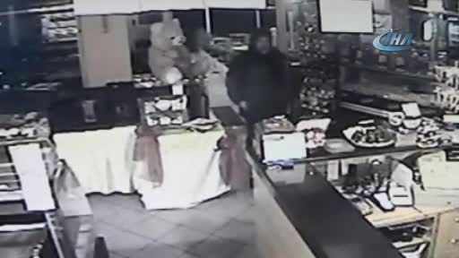 Bursa'da bahşiş kutusunu çalarken kameralara yakalandı