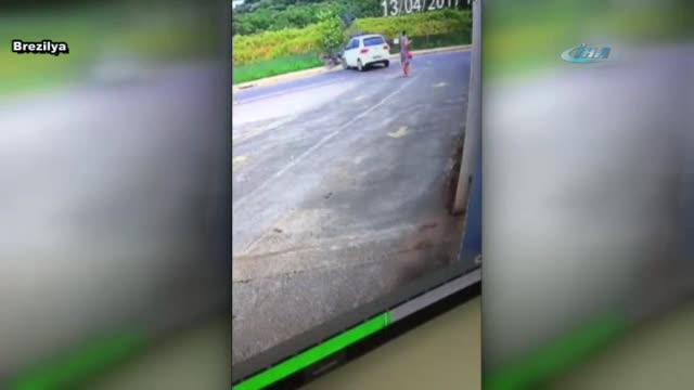 Motosikletli metrelerce havalandı