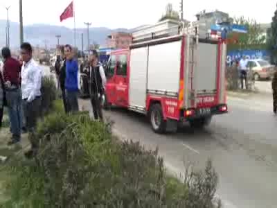 Bursa'da otomobilin çarptığı elektrik direği yayaların üzerine devrildi