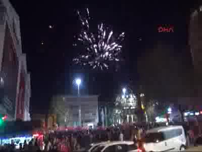 Ak Parti Bursa İl Başkanlığı önünde davullu zurnalı kutlama