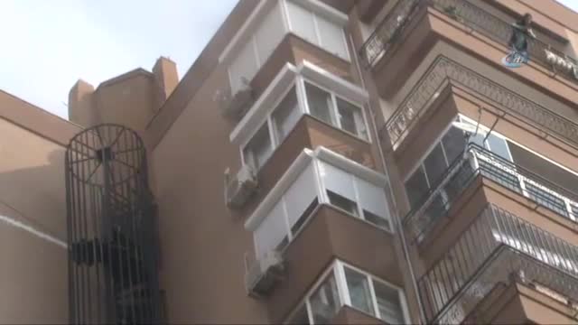 2 çocuğunu yangından kurtaran bakıcıya böyle sarıldı