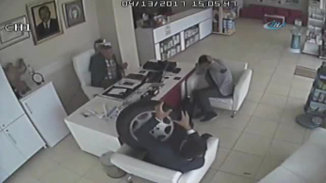 Eczanede oturanlara tekerlek çarptı