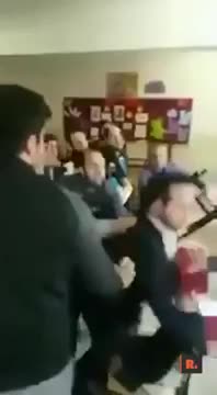 'Evet'e itiraz eden sandık görevlisine saldırı!