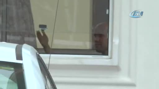 Valilik önünde çıplak vatandaş alarmı!
