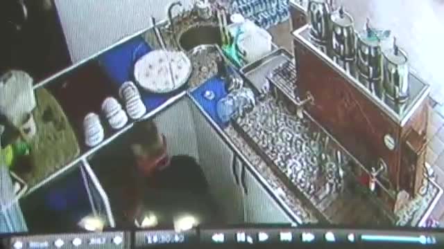 Bursa'da çalıştığı iş yerini soydu, yakalanmamak için çay askısını alarak kaçtı