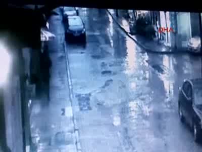 Bursa'da acemi gaspçı, bıçağını düşürerek böyle kaçtı