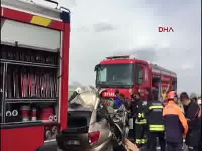 Hurdaya dönen otomobil 2 kişiye mezar oldu