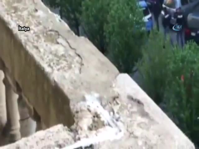 Polis bıçaklı şahsı böyle vurdu