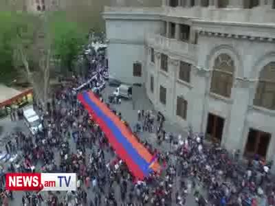 Ermenistan'da Türk Bayrağını yaktılar