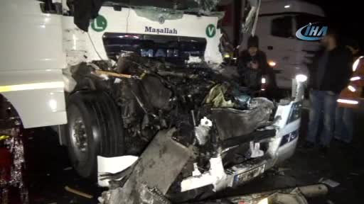 Kaza yapan tırda sıkışan sürücü ağır yaralandı