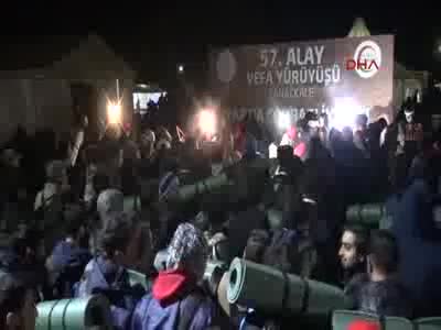 Gelibolu'daki '57. Alay Vefa Yürüyüşü'ne binlerce genç katıldı