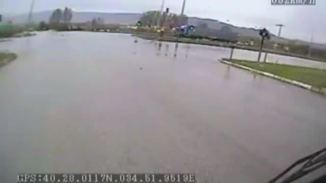 Halk otobüsü ile tırın çarpışma anı kamerada