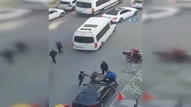Sokak ortasında değnekçiler vatandaşa saldırdı