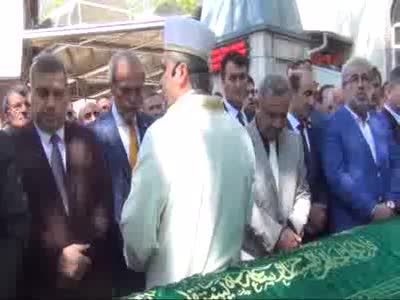 Bursa İnegöl Belediye Başkanı Alinur Aktaş annesinin cenazesini kendisi kıldırdı