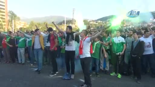 Bursasporlu taraftarlar, seyircisiz maçı dev ekranda izledi