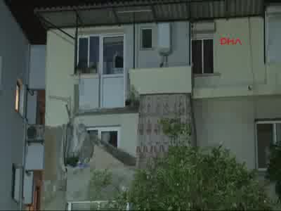 Yemek yerken üst kat balkonu üzerlerine çöktü: 3 yaralı