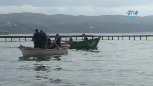Bursa İznik'te turizmci balık avlıyor