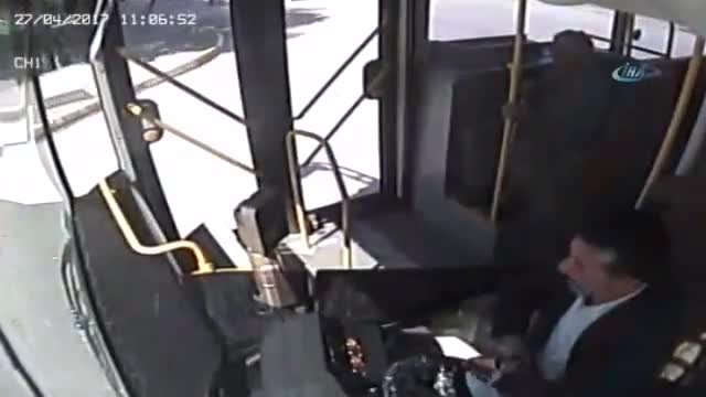 Belediye otobüsü ile kamyonet böyle çarpıştı
