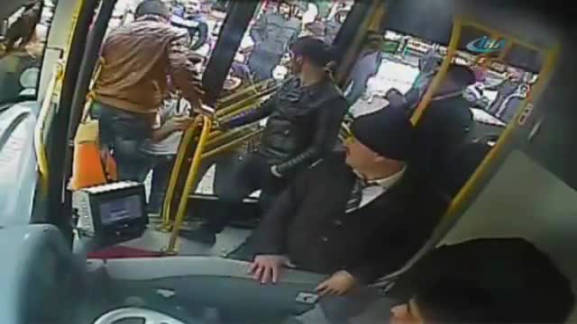 Otobüs şoförüne tekmeli saldırı kamerada
