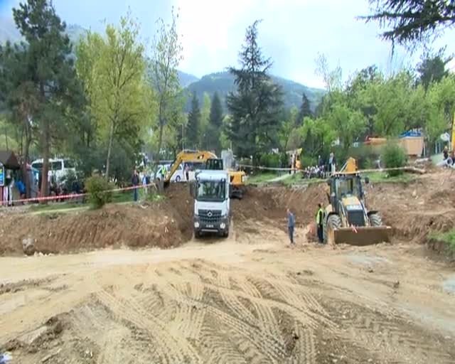Çevrecilerin tepkisine rağmen Bursa Teferrüç'te trafik çalışmaları sürüyor