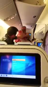 Uçakta yumruk yumruğa kavga!