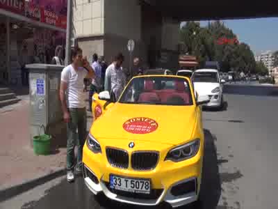 Üstü açık lüks otomobili taksi yaptı