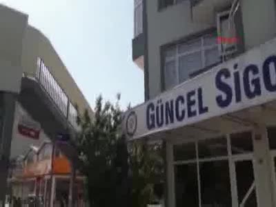 Evinin içi gözüktüğü için üstgeçit yıkılacak