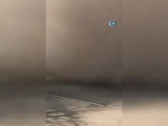 Yıkım çalışması yapılan otel binası çöktü