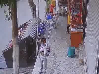 2 yaşındaki Elif'i havada yakalayıp kurtardılar
