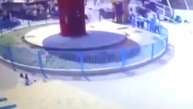 Salıncaktan savruldu, kadınların üzerine düştü