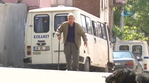 Bursa'da 59 yıldır ağzında gülle dolaşıyor