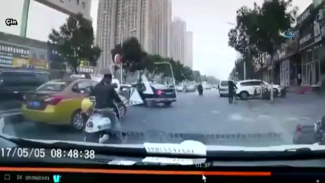Metal plaka motosikletliye böyle çarptı