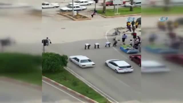 Kırmızı ışıkta 'birdirbir' oynadılar