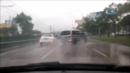 Bursa'da yağmurda kontrolden çıkan panelvan direğe böyle çarptı