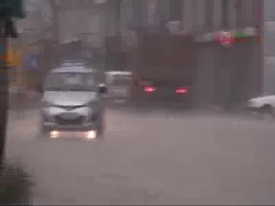 Bursa güne yağmurla başladı