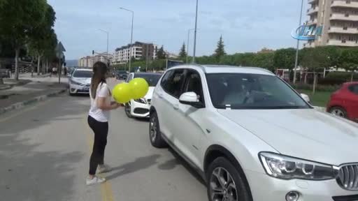 Bursa'da trafik polisleri sürücülere gül dağıttı