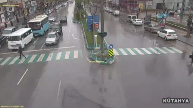 Otomobil kadına böyle çarptı!
