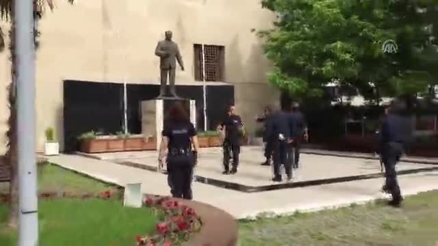 Bursa'da adliye önünde kendisini bıçakla yaraladı
