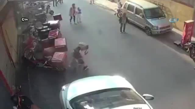 Küçük çocuk 3. kattan böyle düştü