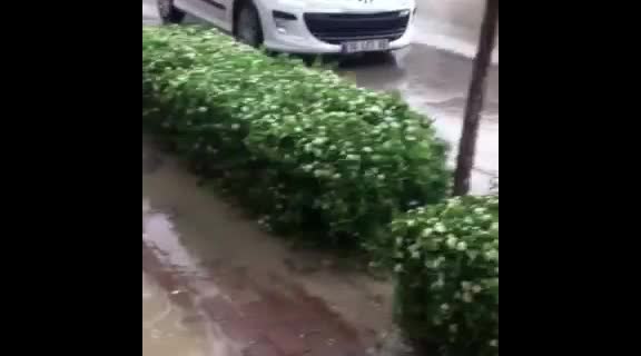 Bursa'da altyapı yine sınıfta kaldı, yollar göle döndü!