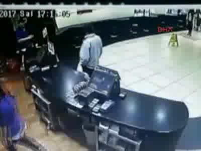 Ünlü fast food restoranında çocuğa sıcak sulu saldırı kamerada