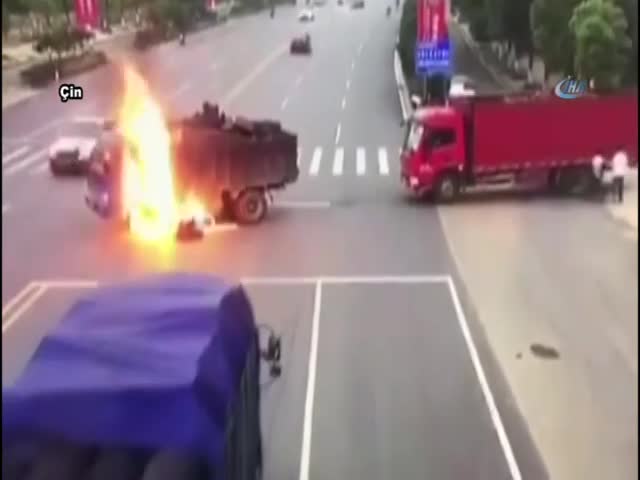 Motosiklet kamyonun yakıt tankına çarptı!