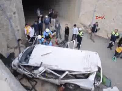 Malkara'da minibüs köprüden uçtu: 1 ölü, 1 yaralı
