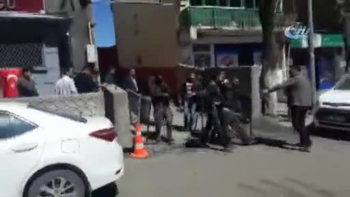 Beşikte uyuyan bebeği sopayla öldürdü!