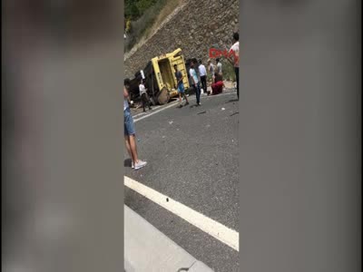 Marmaris'te tur otobüsü devrildi