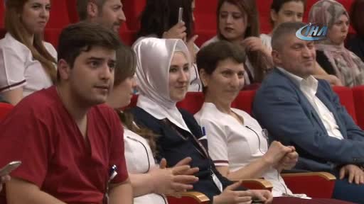 Ceyhun Yılmaz, Bursa'da hemşireler için kitabını imzaladı