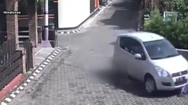 Küçük çocuk otomobilin altında kaldı